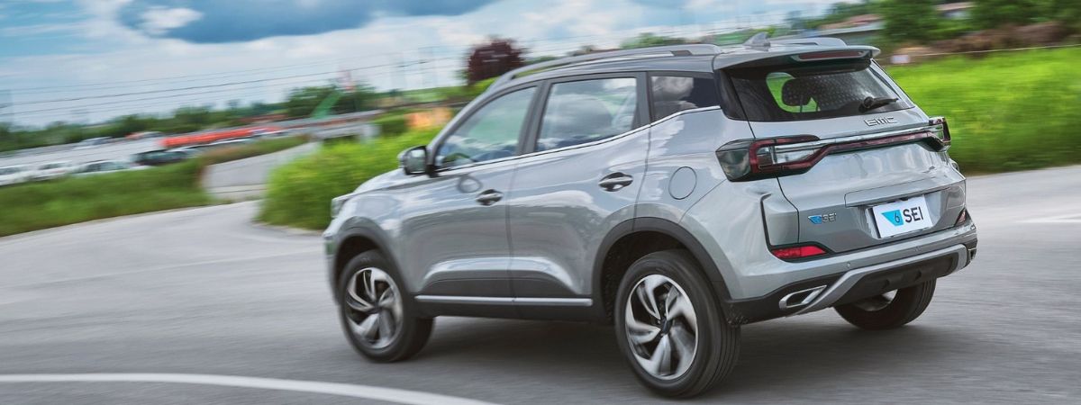 La nuova ELC Sei di colore grigio chiaro fotografata in movimento in centro urbano a Treviglio da Reduzzi Motor