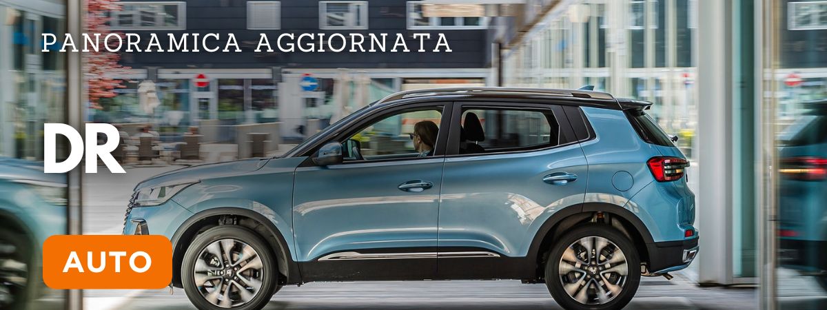 Veduta esterna della DR auto do colore celeste davanti alla vetrina di un concessionario Trovala da Reduzzi Motor