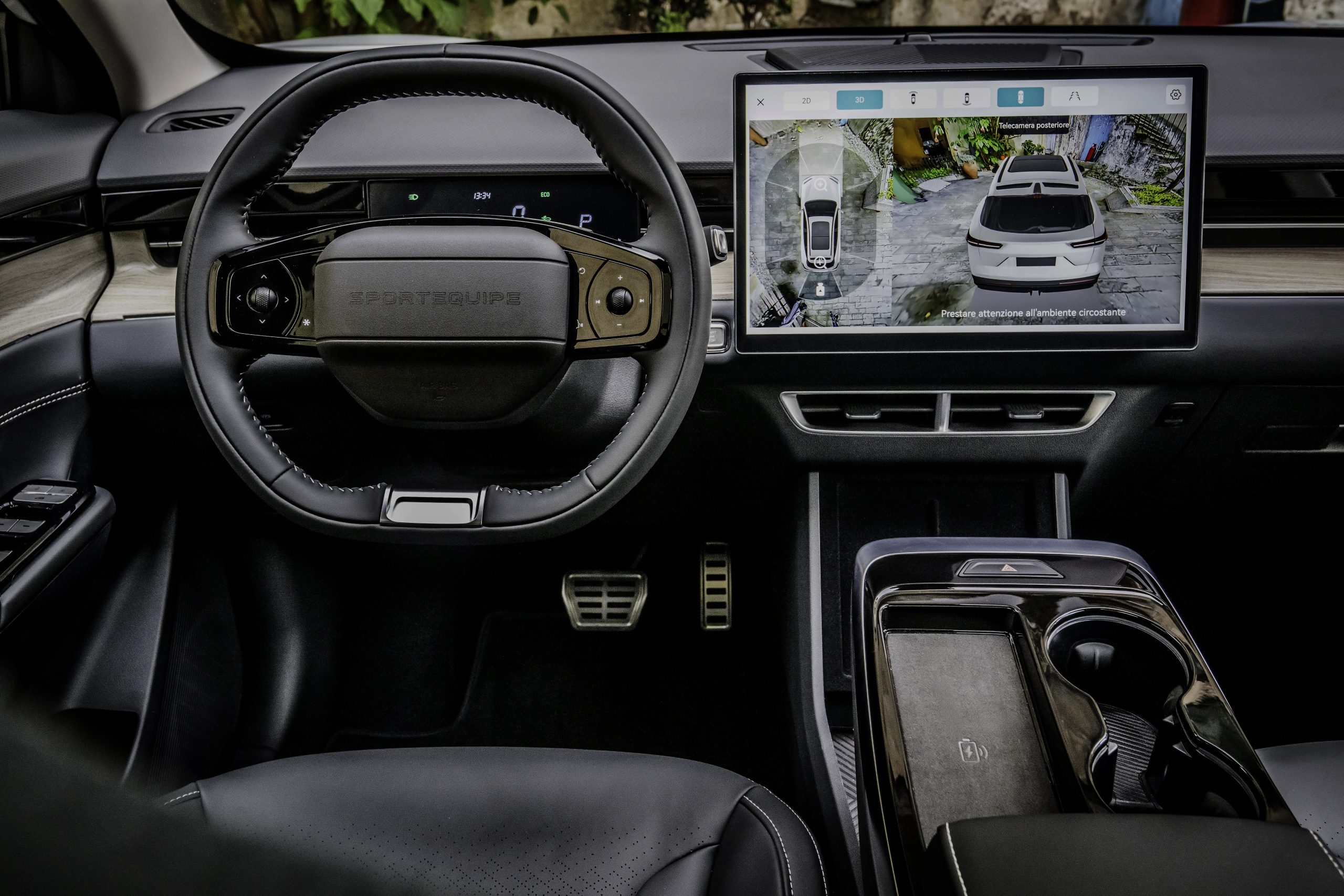 Sportequipe 6 GT vista interni anteriori con dashboard e posto guida - Reduzzi Motor