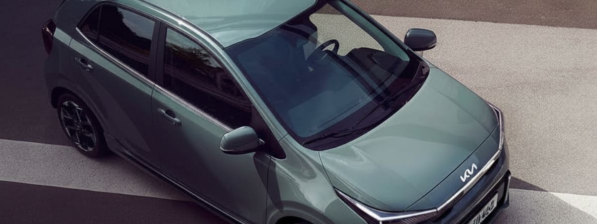 La nuova Kia Picanto 2025 di colore verde metallizzato e vista in prospettiva dall'alto in uno scenario urbano Acquista Kia Picanto a Bergamo Reduzzi Motor