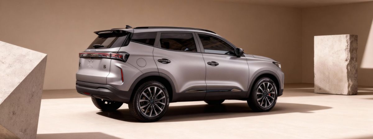 La nuova auto dr 5 2025 di colore grigio metallizzato e vista in prospettiva dal lato destro Provala a Bergamo e provincia da Reduzzi Motor