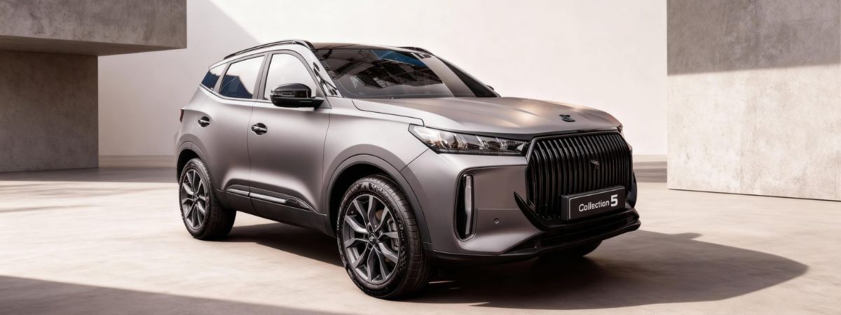 La nuova auto dr 5 2025 di colore grigio metallizzato e vista in prospettiva dal lato destro frontale Vieni a vederla in persona a Bergamo e provincia da Reduzzi Motor