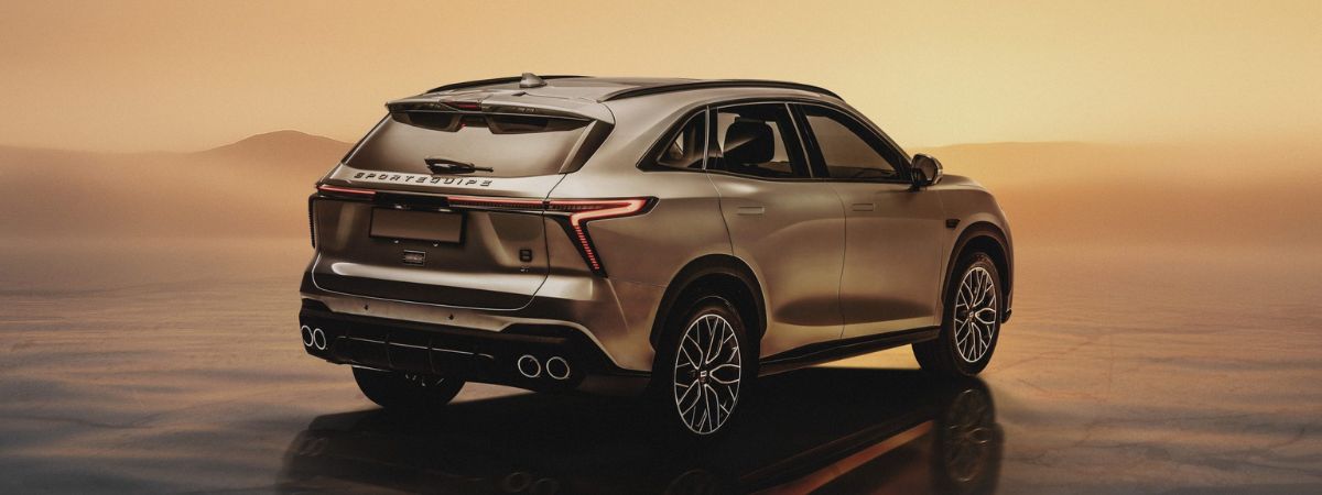 Veduta esterna posteriore della Sportequipe 8 GT auto di colore grigio con nello sfondo un lago e delle montagne Trovala da Reduzzi Motor a Treviglio