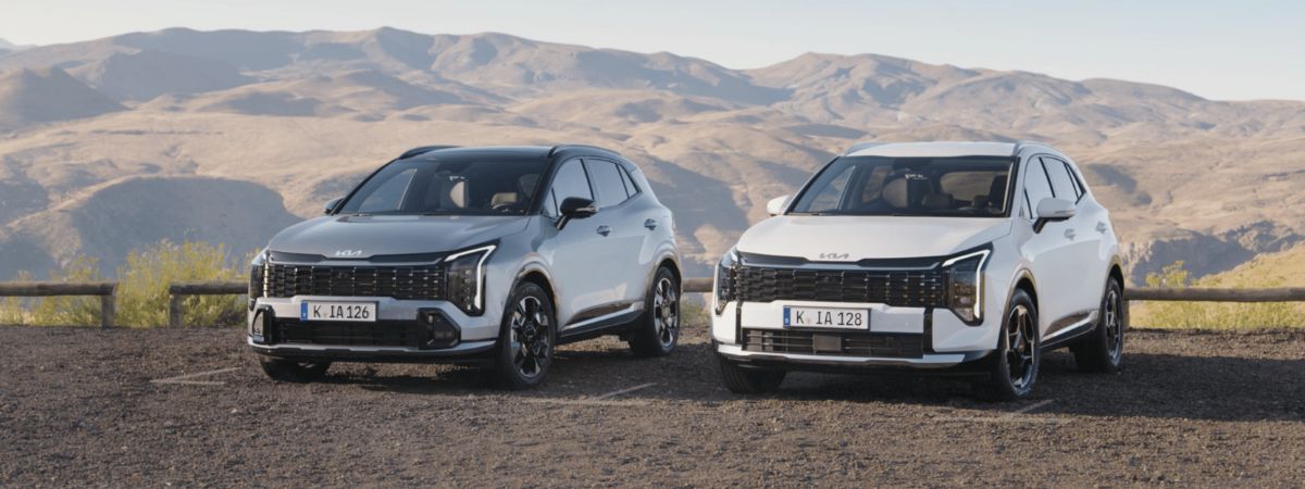 La nuova KIA sportage 5 edizione 2025 di colore grigio metallizzato e bianco vista in prospettiva frontale Vieni a vederla in persona a Bergamo e provincia da Reduzzi Motor