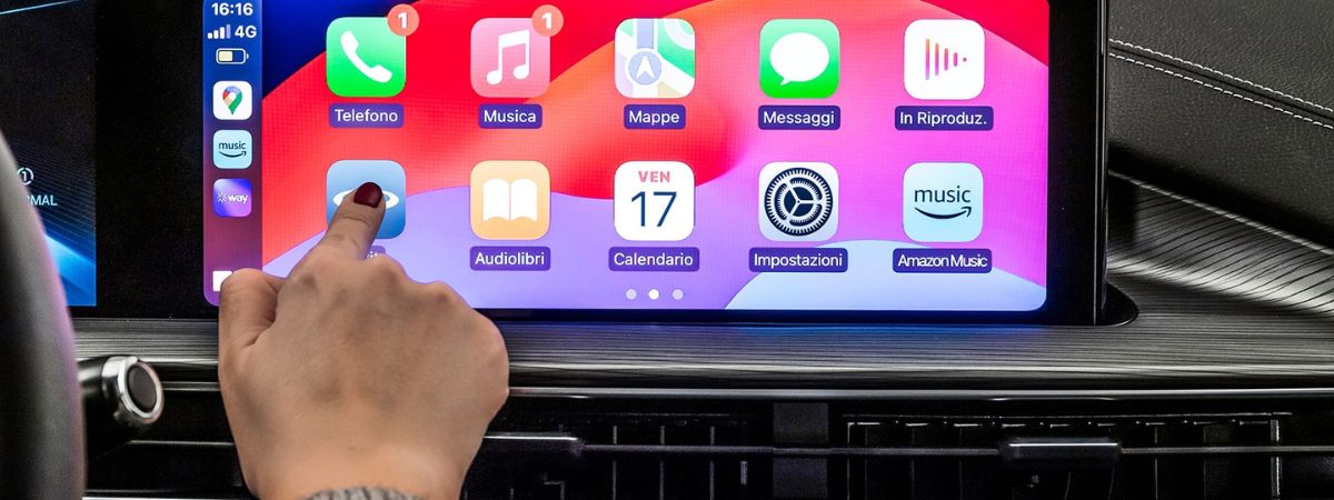 La plancia della Sportequipe 8 PHEV adotta un approccio high tech