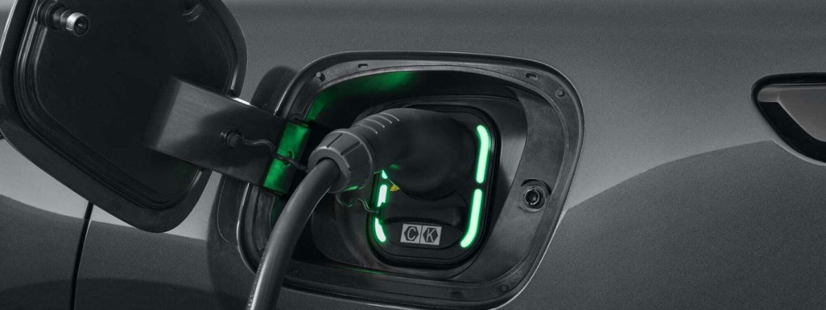 Autonomia e ricarica della nuova MGS5 EV vista del cavo di ricarica innestato correttamente