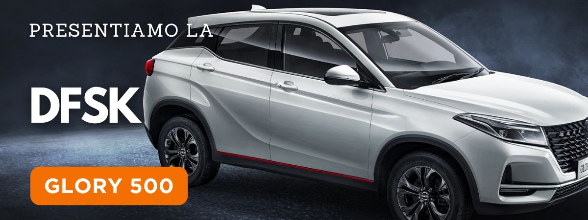 La nuova DFSK Glory 500 vista degli esterni in uno sfondo astrato scuro