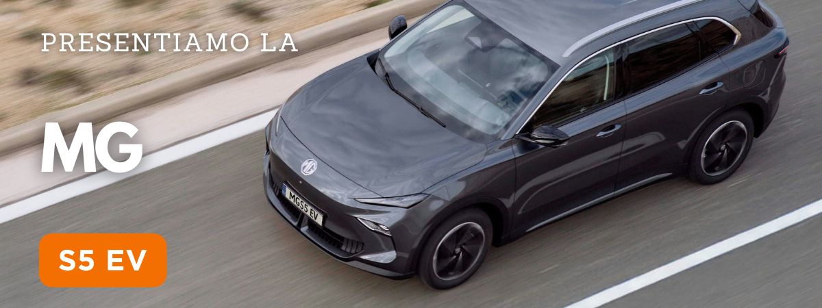 La nuova MGS5 EV vista degli esterni presi dall'alto in uno sfondo di strada urbana