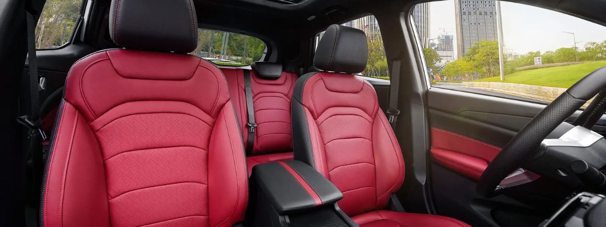 Selleria con rifiniture di prestigio – Interni anteriori e posteriori della DFSK glory 500