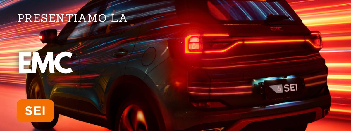 La nuova EMC 6 vista degli esterni presi dal lato posteriore sinistro in uno sfondo di luci in movimento veloce di colore rosso e arancione