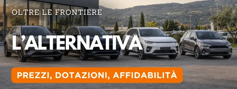 Auto contemporanee esposte davanti a uno showroom in un contesto italiano