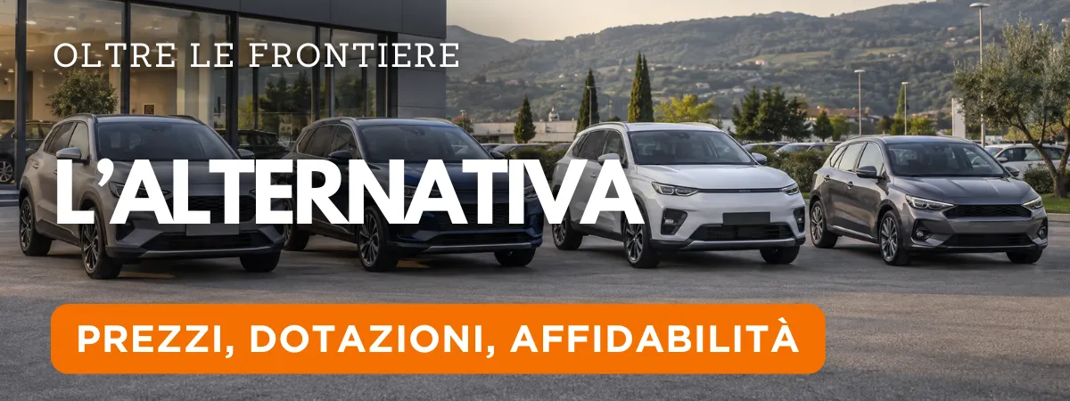 Auto contemporanee esposte davanti a uno showroom in un contesto italiano